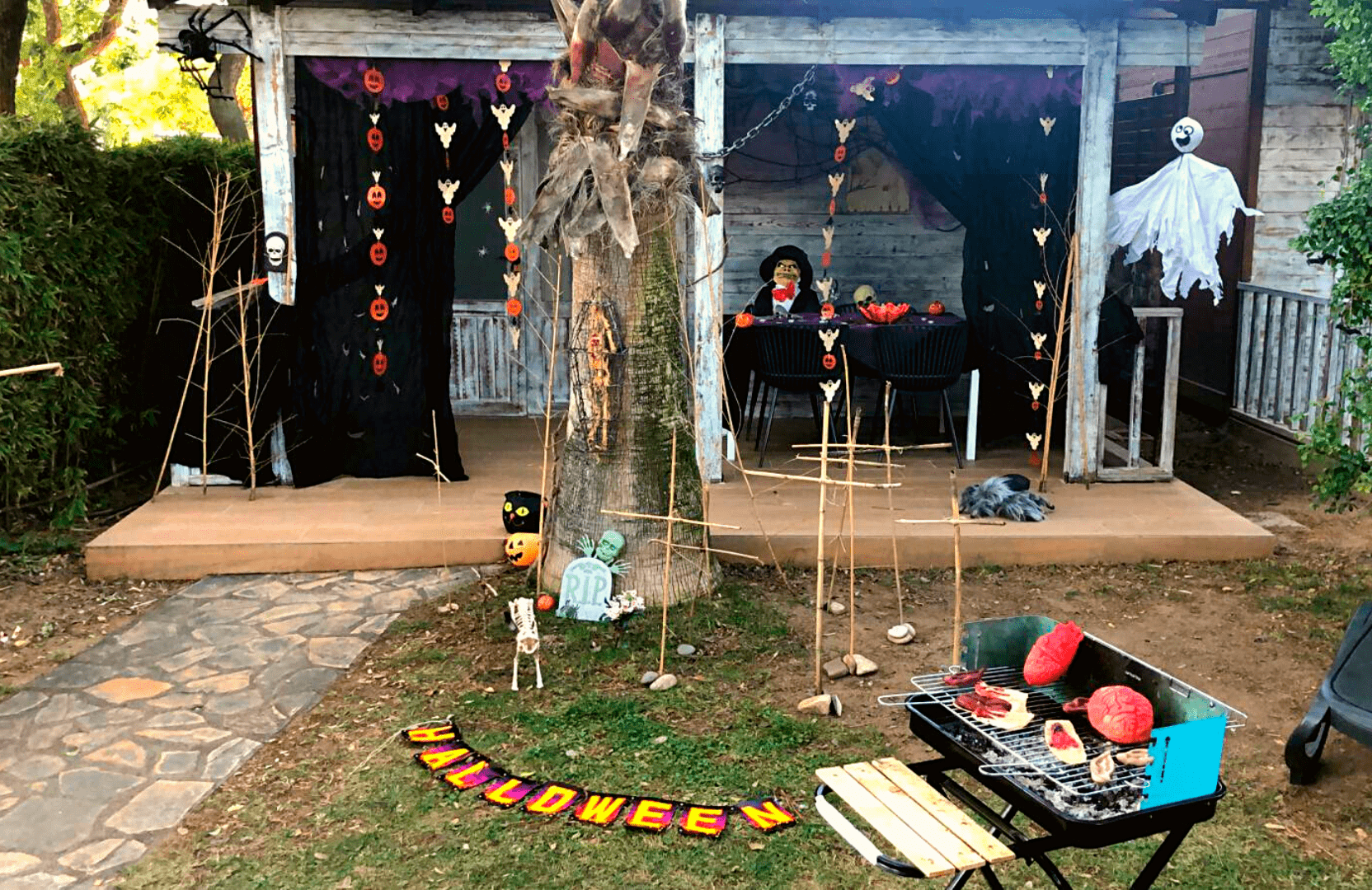 Cabaña decorada de Halloween - Alannia Els Prats